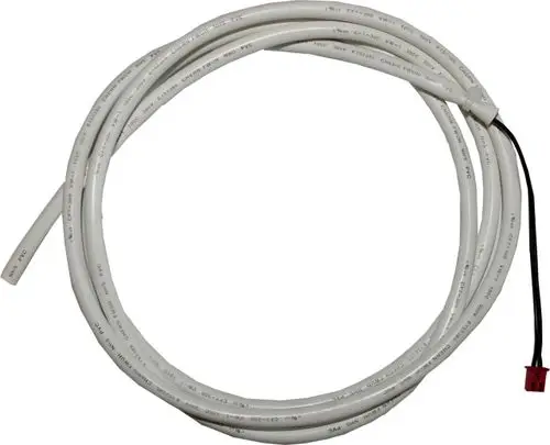 Temperaturfühler mit weißen Kabeln, verwendet in Heizsystemen der Marke Wolf, sichtbar mit Kunststoffstecker und mehreren Leitungen.